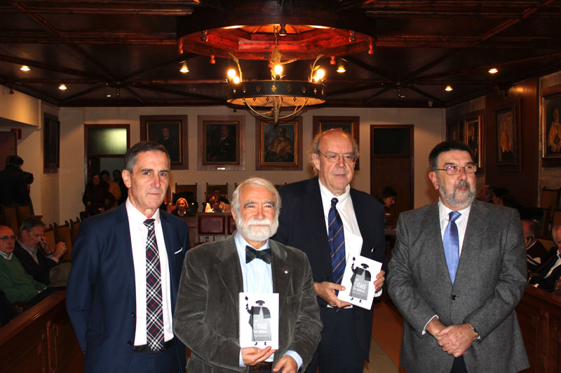 As Marías, o mestre Bretón ou o holandés errante son algúns dos protagonistas do novo libro de relatos de Manuel Martínez